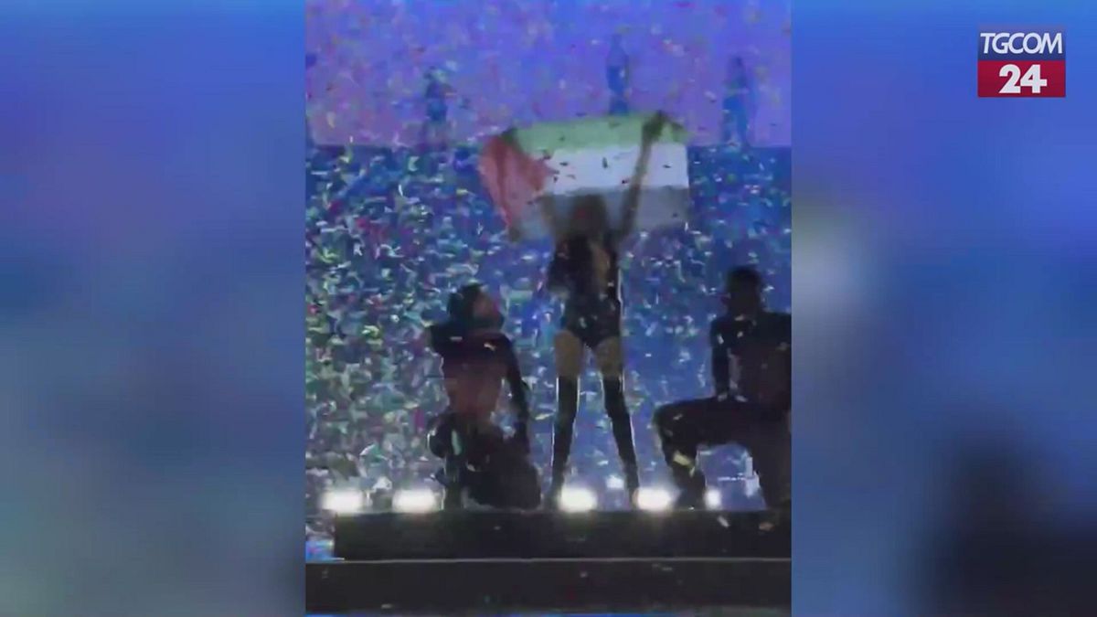 Elodie in concerto a San Siro, sul palco con la bandiera palestinese