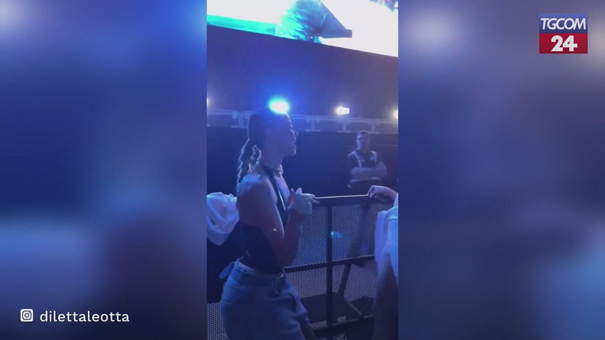 Milano, Diletta Leotta scatenata al concerto di Elodie a San Siro