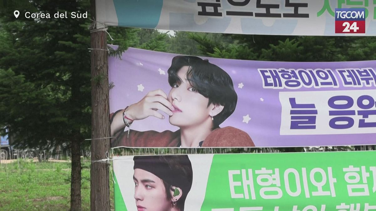 Corea del Sud, fan in lacrime per il congedo dei BTS: RM e V salutano dopo 18 mesi di leva