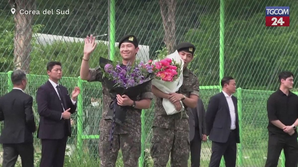 BTS, RM e V congedati dall'esercito sudcoreano