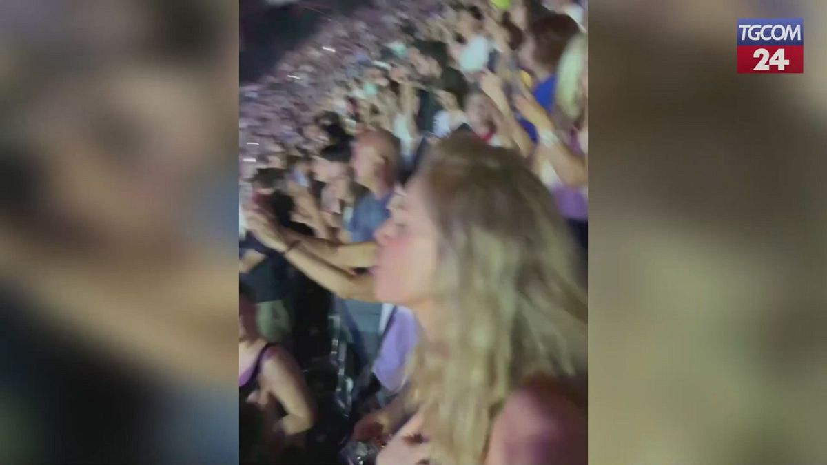 Alessia Marcuzzi pazza per Billie Eilish: scatenata al concerto di Bologna