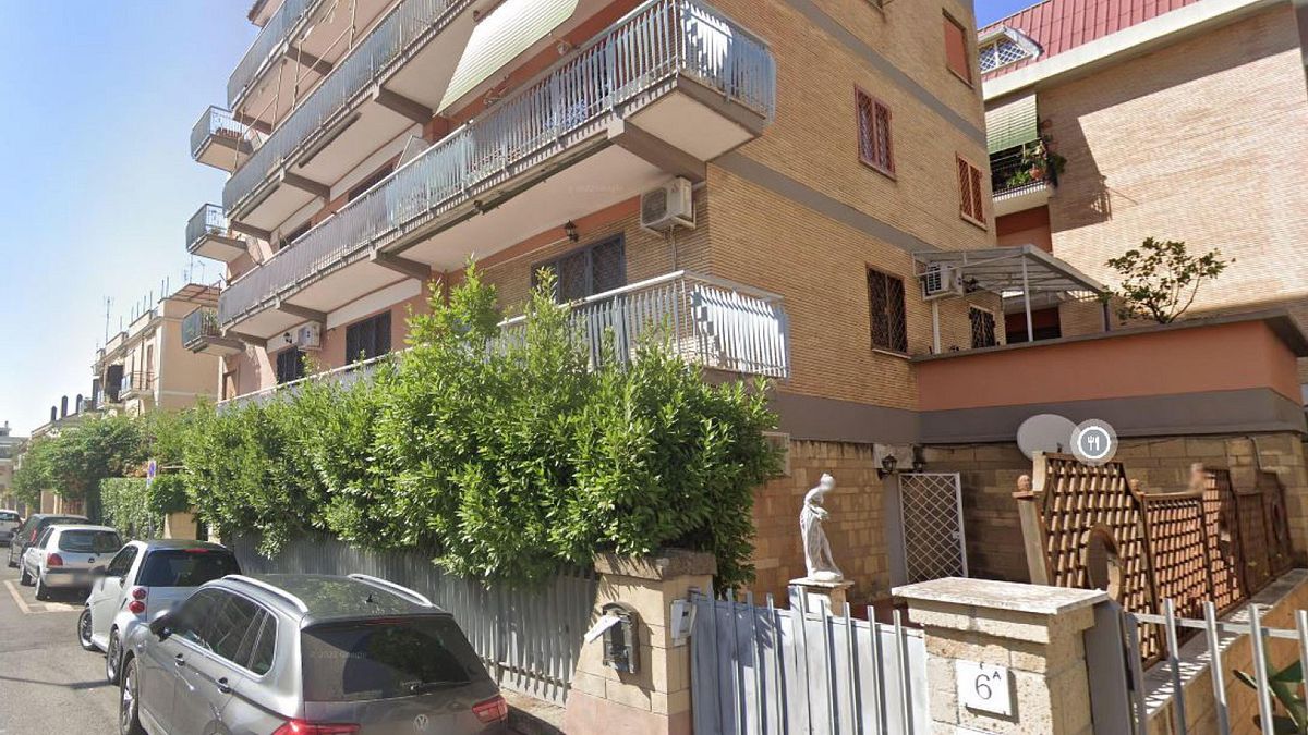 L'esterno dell'appartamento trasformato in                  studio per interventi di chirurgia estetica nel quartiere                  Primavalle