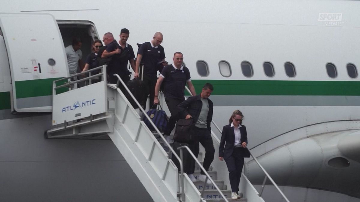 MCH ARRIVO AEREO INTER A LOS ANGELES CON GIOCATORI   dich Chivu e Sommer in inglese MCH