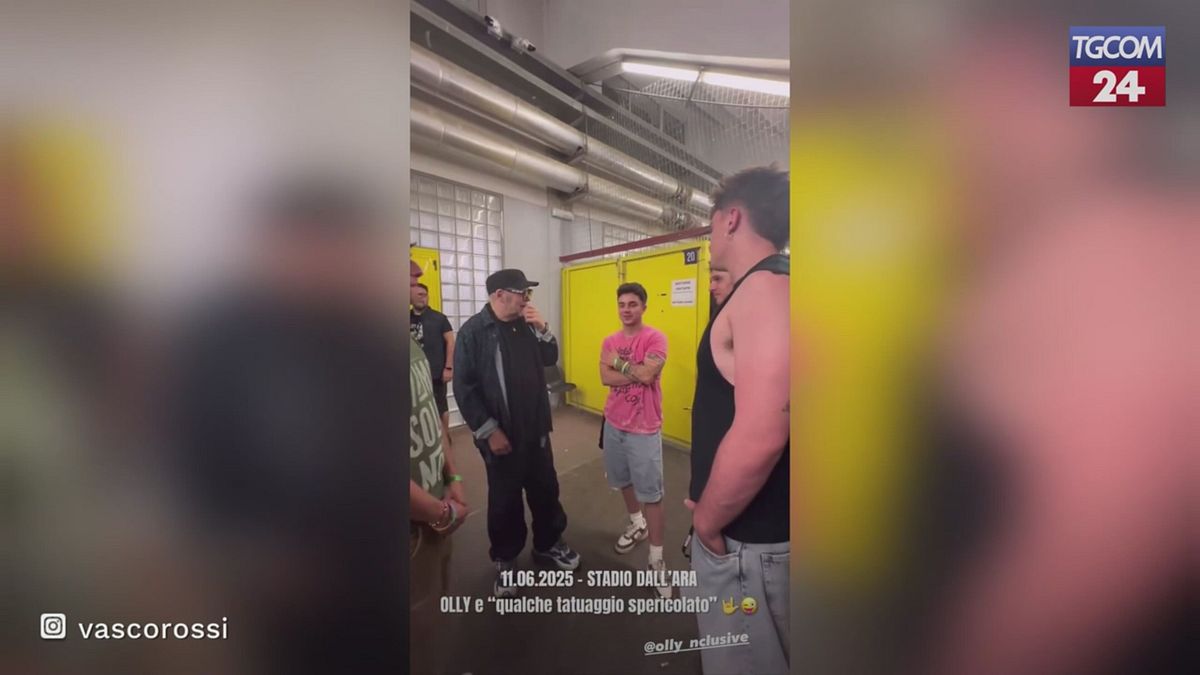 Bologna, l'incontro tra Vasco e Olly dopo il concerto: il cantante ligure si spoglia