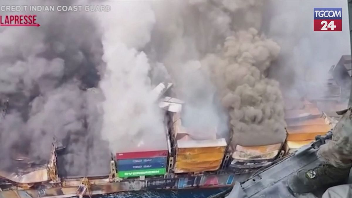 India, nave portacontainer va a fuoco al largo del Kerala