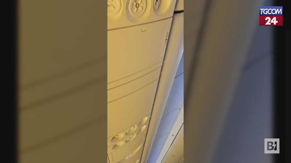 Un passeggero dell'Air India prima del decollo: "Qui non funziona nulla"