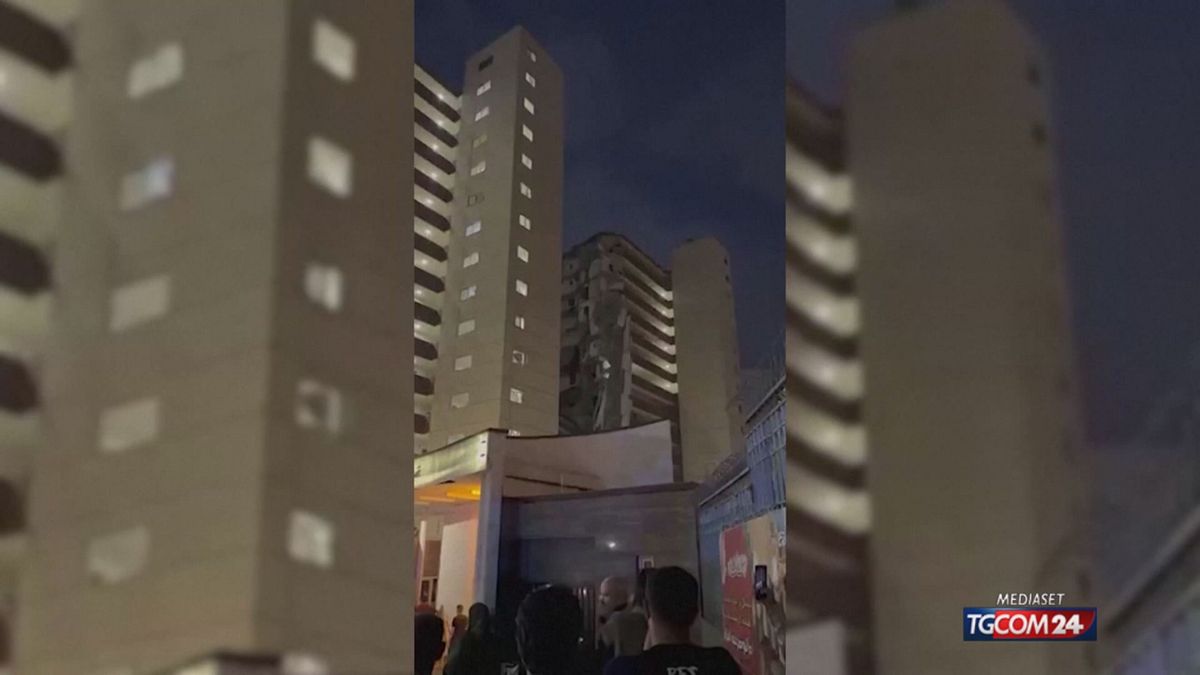 FIAMME FUMO GENTE TEHERAN SRV