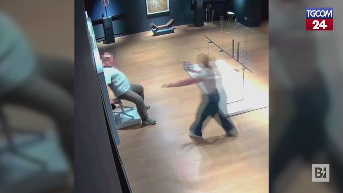 Turisti danneggiano un'opera d'arte al museo e scappano
