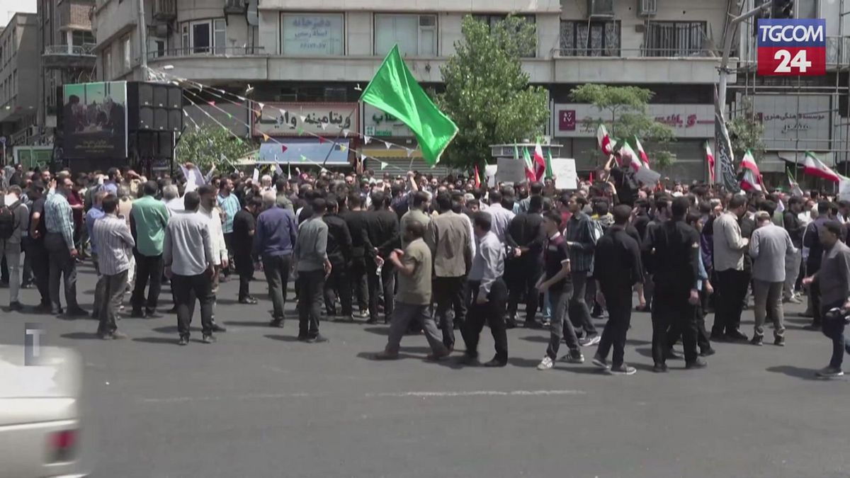 Teheran, gli iraniani si radunano per protestare contro l'attacco israeliano