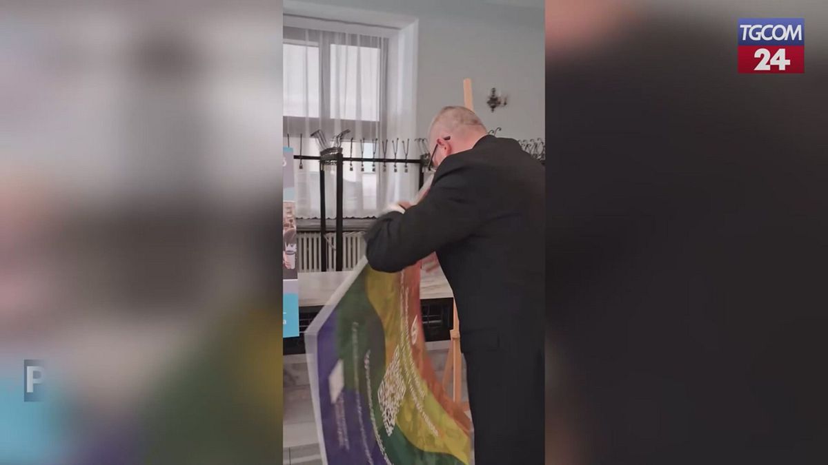Polonia, eurodeputato di estrema destra distrugge mostra Lgbt