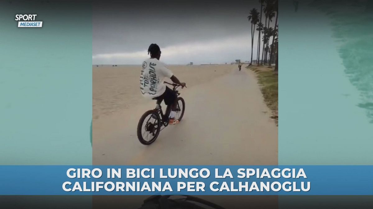 Relax in bicicletta per Calhanoglu a Los Angeles