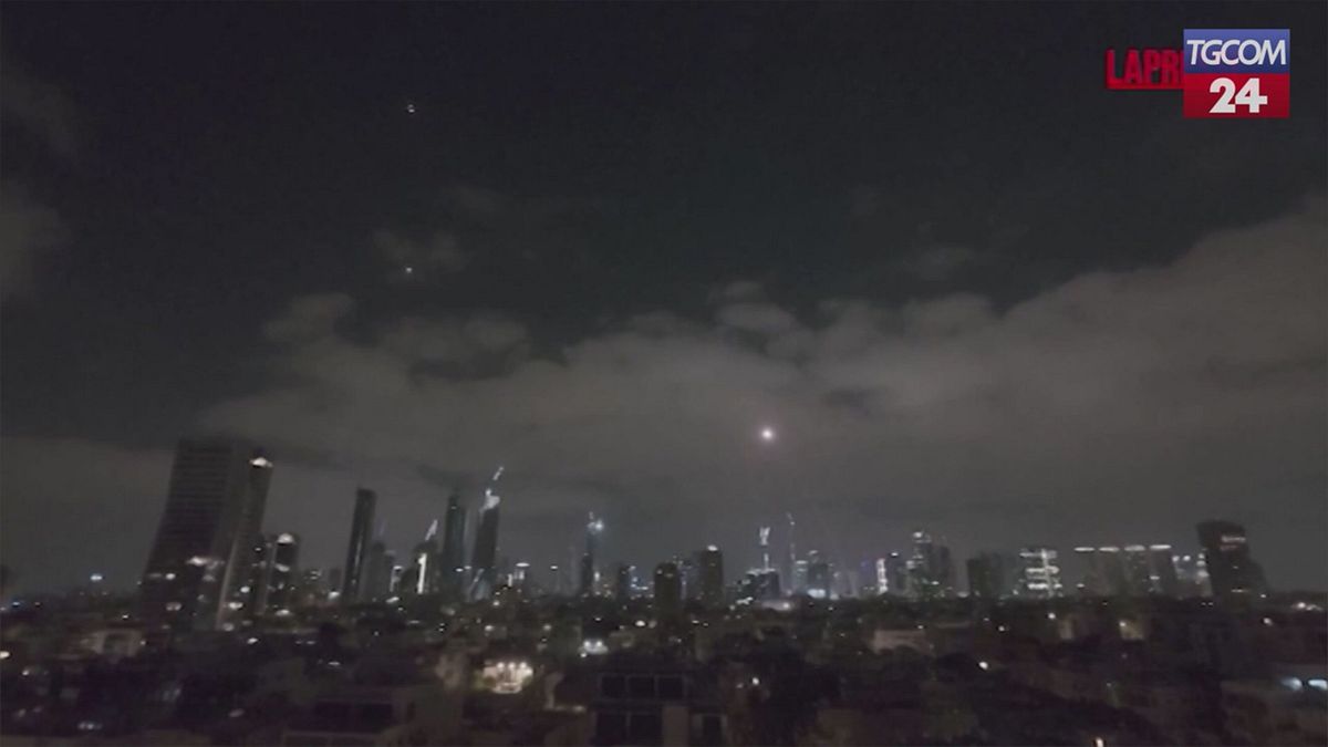 Esplosioni e missili intercettati nei cieli di Tel Aviv
