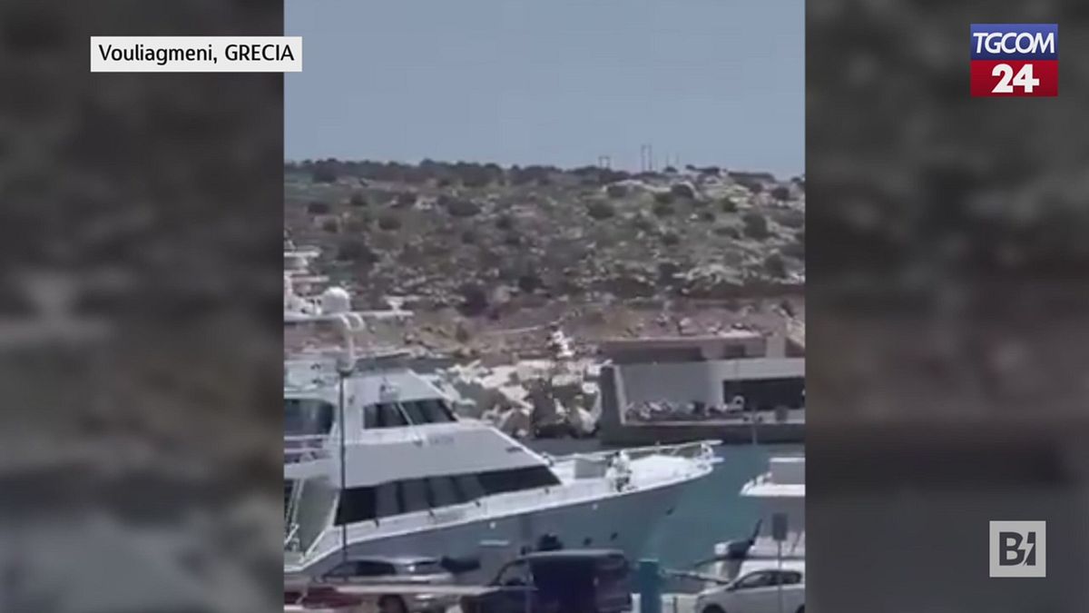 Grecia, elicottero precipita in mare tra gli yacht del porto turistico
