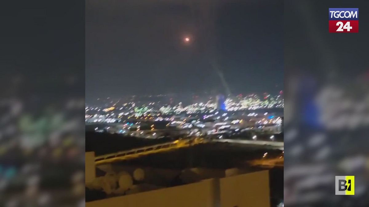 Israele, il momento in cui un missile colpisce in pieno un palazzo