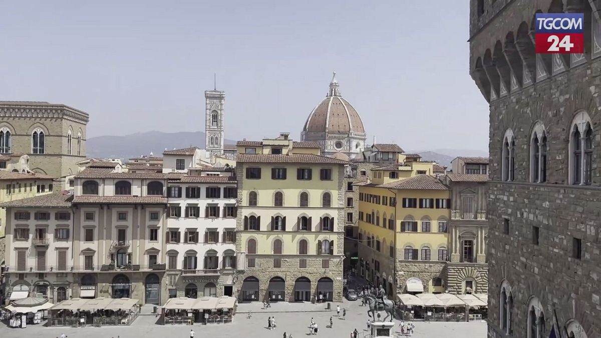 Firenze, iniziata la rimozione della gru dagli Uffizi: era lì da 19 anni