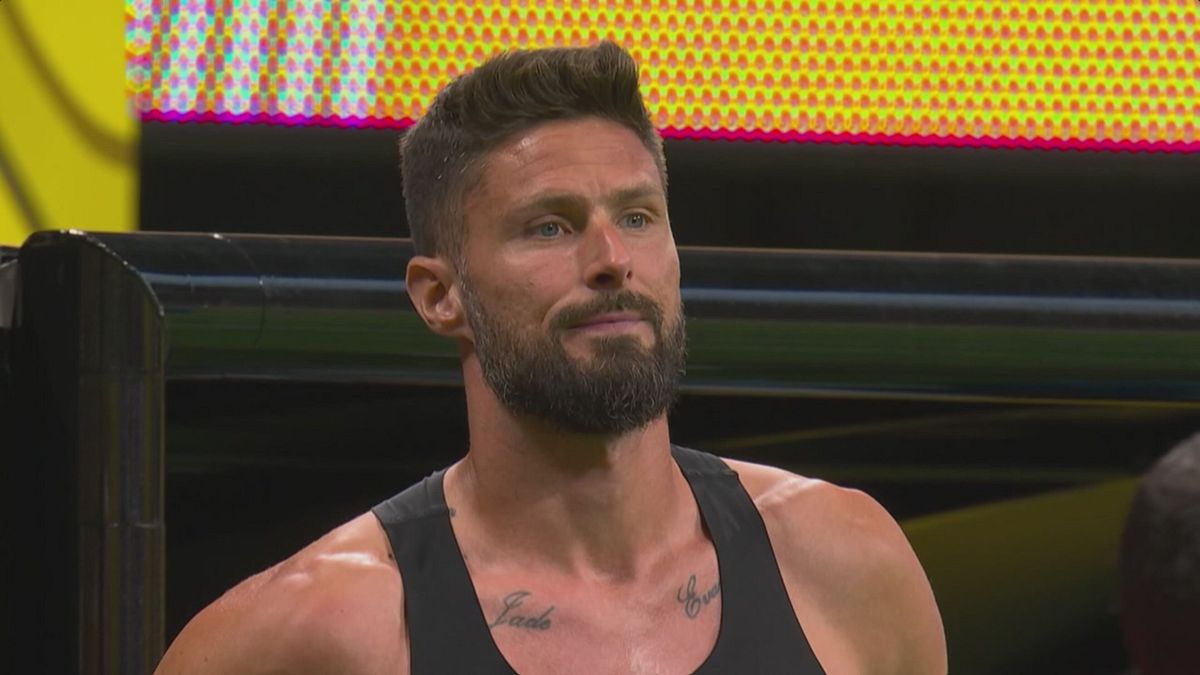 Giroud entra in campo, anzi no: bisogna aspettare! Ha dimenticato... la maglia