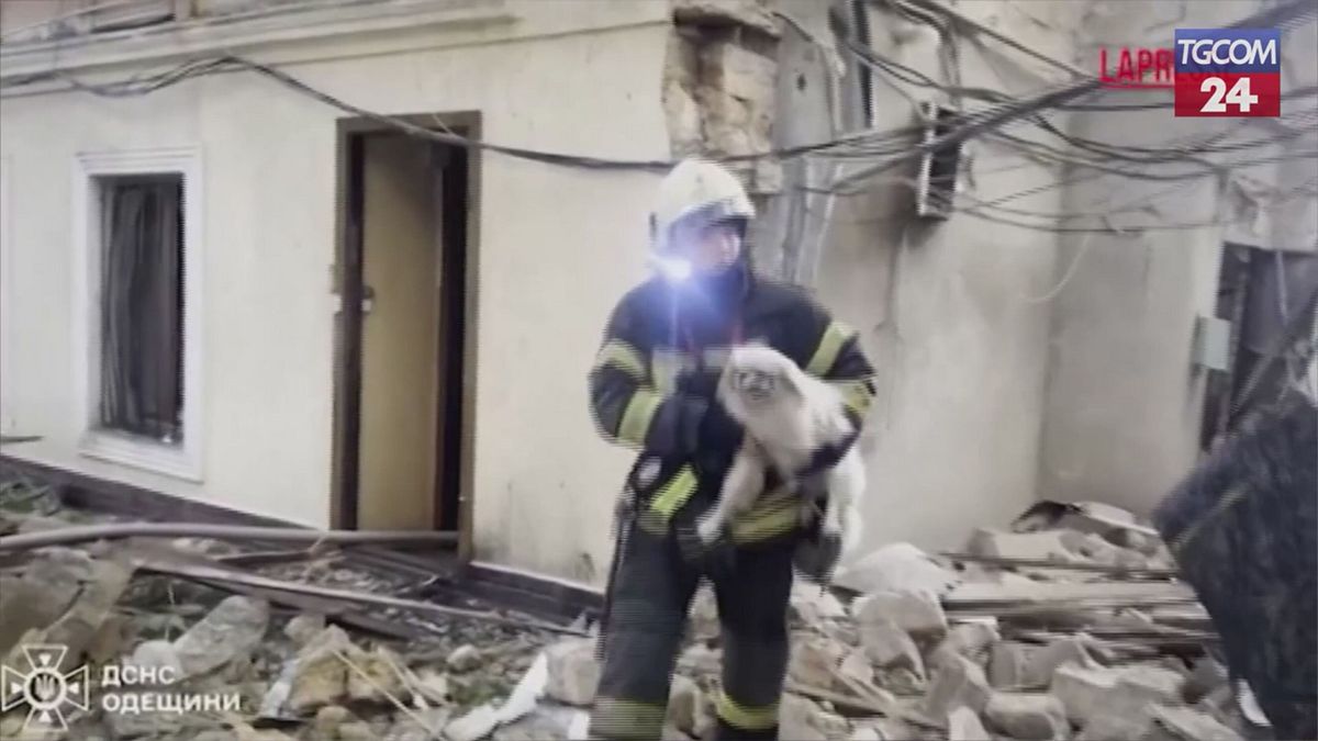 Ucraina, raid russo su Odessa: i feriti soccorsi tra le macerie