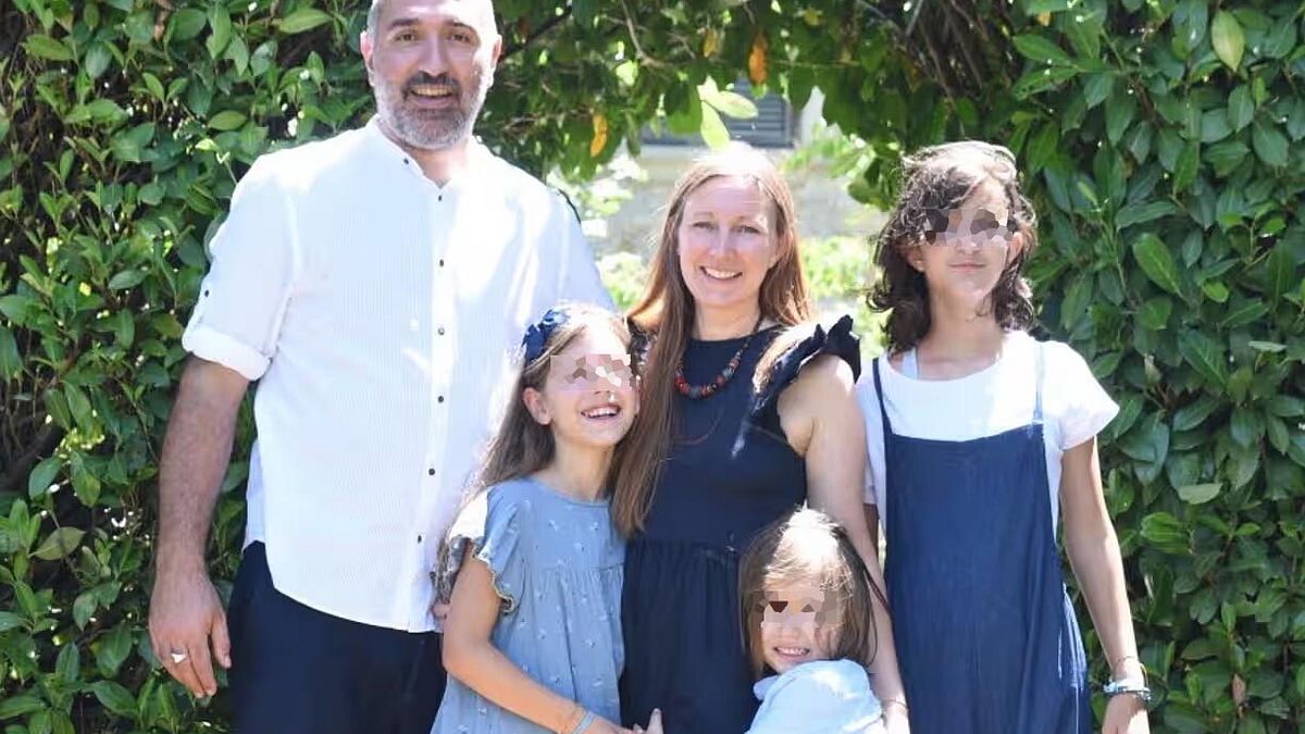 Sarah Douglas e Matteo Ricci con i loro tre figli: Alba, 13 anni, Mirryn, 10 anni e Arthur, 5 anni 