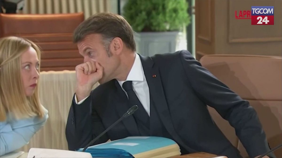 G7, Macron sussurra qualcosa a Meloni: lo sguardo del premier italiano e il pollice alzato