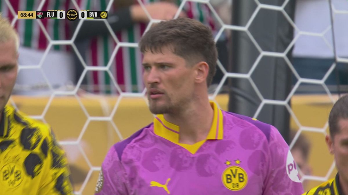 Kobel è un muro... giallo: doppia parata mostruosa del portiere del Borussia!