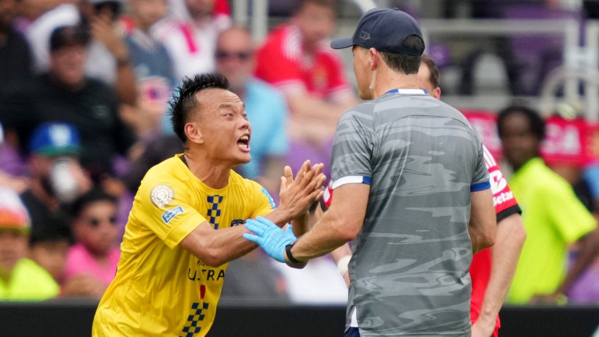 Il centrocampista dell'Auckland City Zhou Tong si arrabbia con lo staff medico 