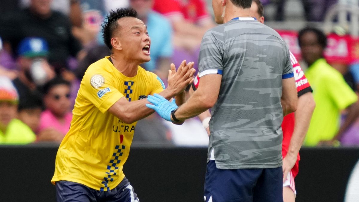 Il centrocampista dell'Auckland City Zhou Tong si arrabbia con lo staff medico 