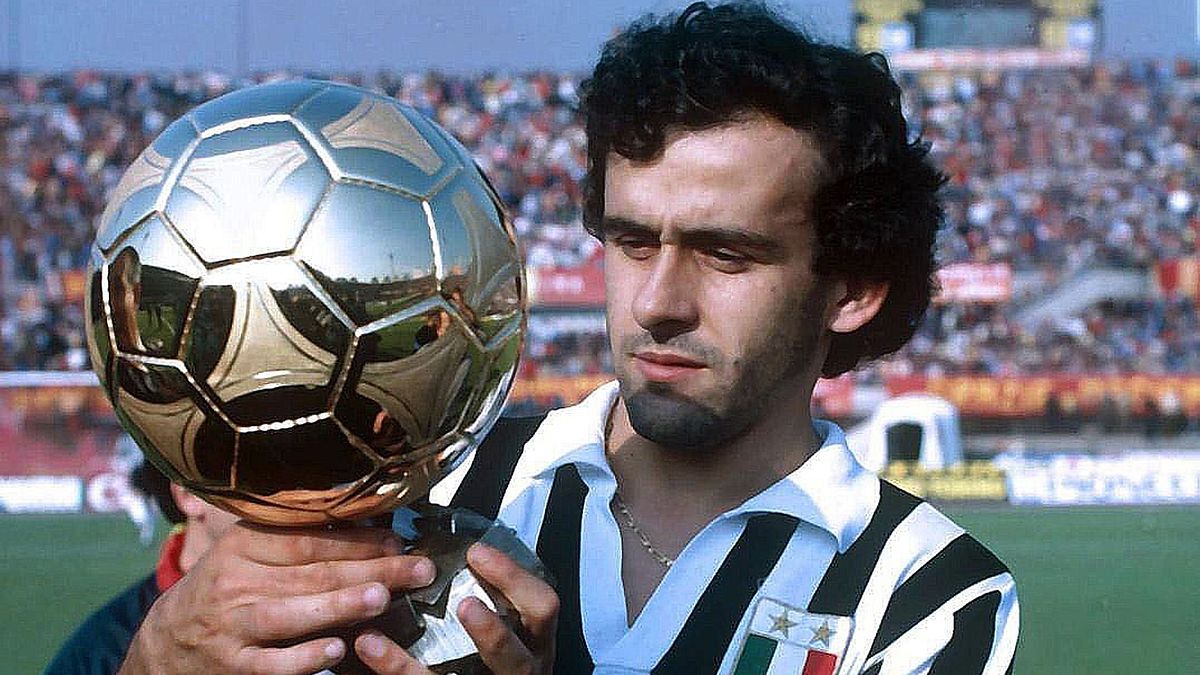 Michel Platini alla Juventus vincerà tre Palloni d'Oro. In bianconero collezionerà 223 presenze, realizzando 104 gol 