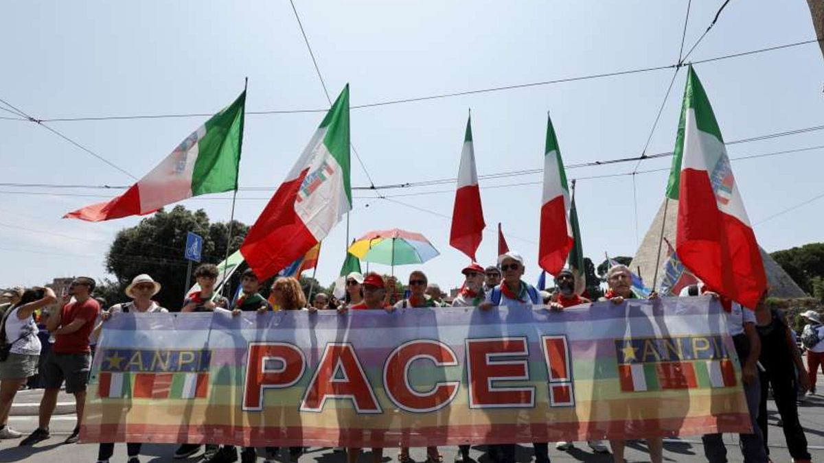 Roma, in migliaia al corteo per la pace: sfilano le bandiere palestinesi | "Al fianco dei popoli contro Netanyahu e Trump"