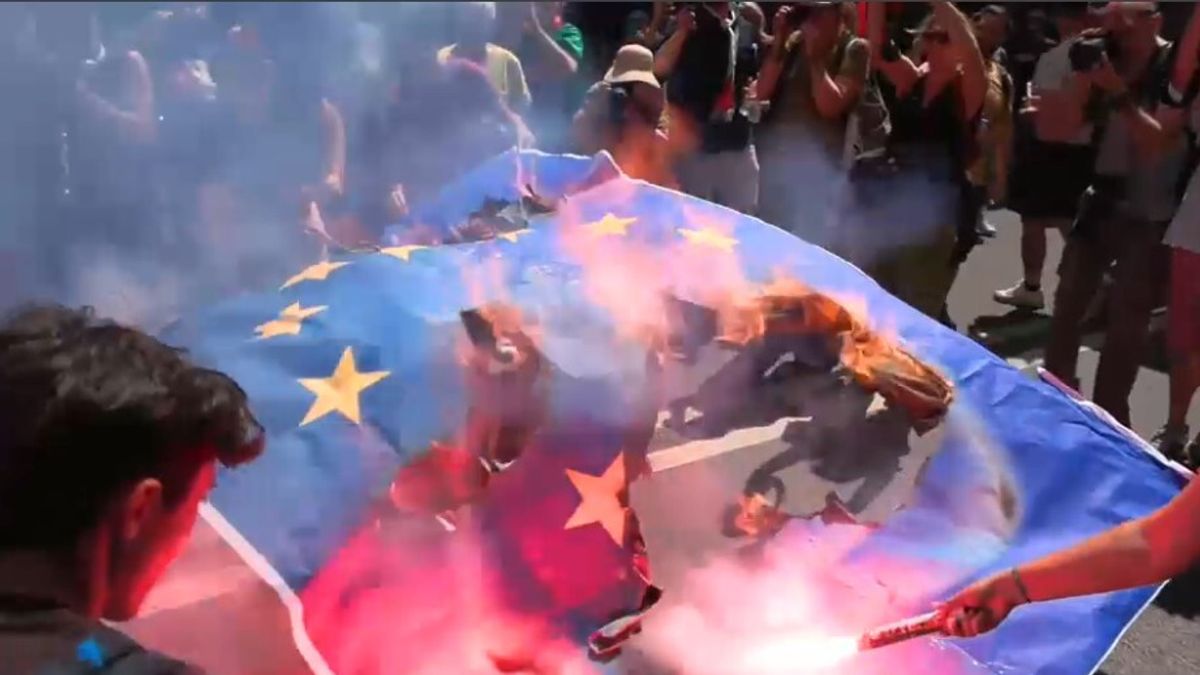 A Roma bruciano le bandiere di Israele e dell