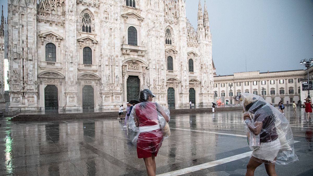Raffiche violente di vento su Milano: crollano alberi, disagi ma nessun ferito