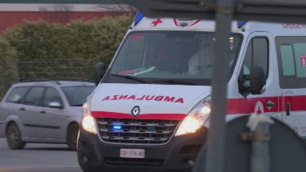 roma a una festa cede la ringhiera di un terrazzo cadono 6 ragazzi tutti feriti