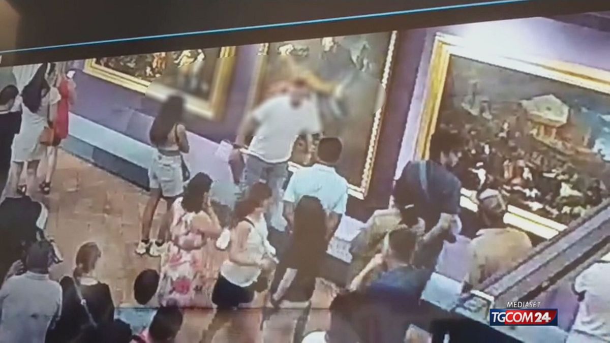 Turist Uffizi'ye tökezledi ve bir selfie için on yedinci yüzyıl resmine zarar veriyor