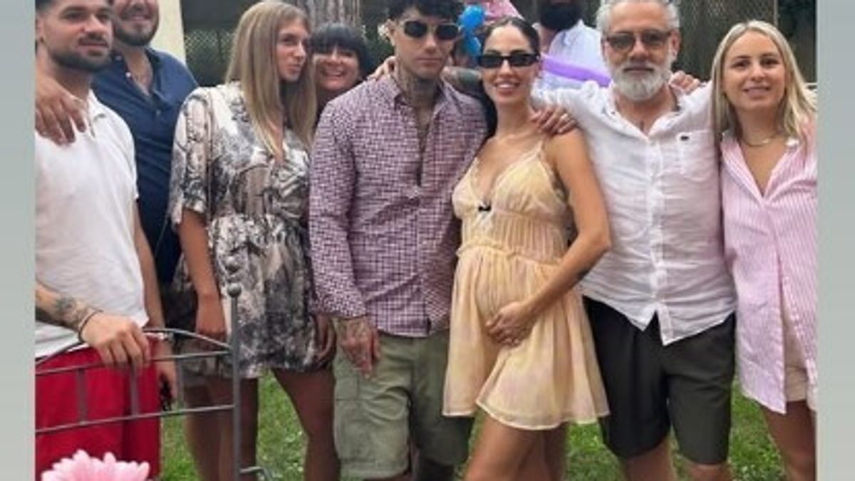 Havuzda Giulia de Lellis ve Tony Effe, Roma'daki Babyshower