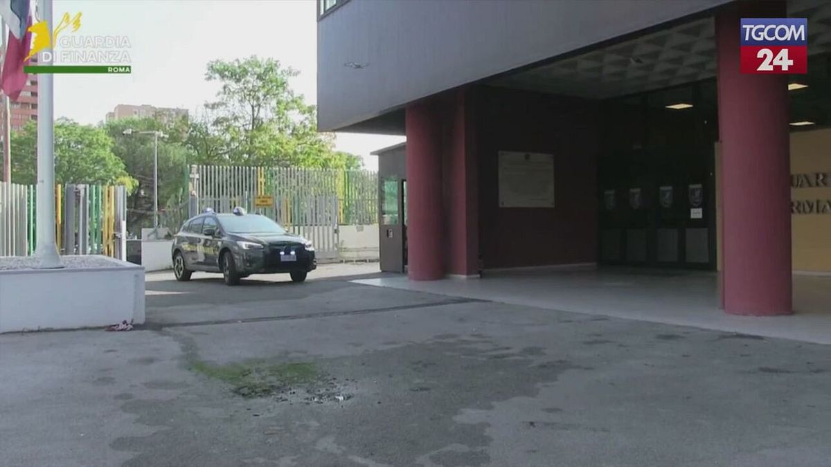 Roma, maxi operazione antidroga: 16 arresti