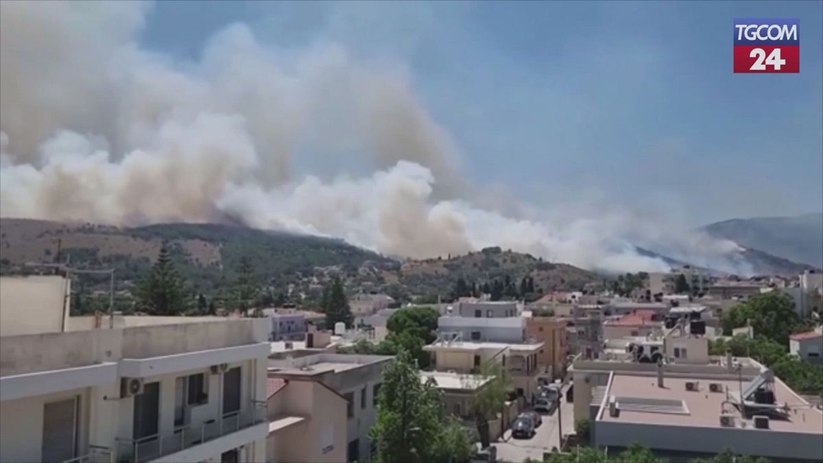 vasto incendio sull isola greca di chios evacuati 17 villaggi