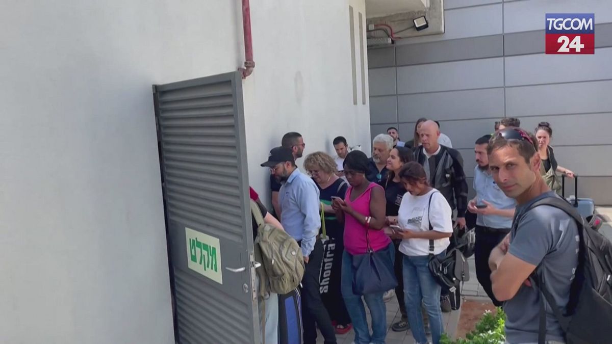 Suonano le sirene a Tel Aviv, la gente si dirige nei rifugi