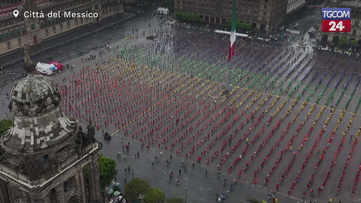 citt224 del messico bandiera umana arcobaleno per il pride