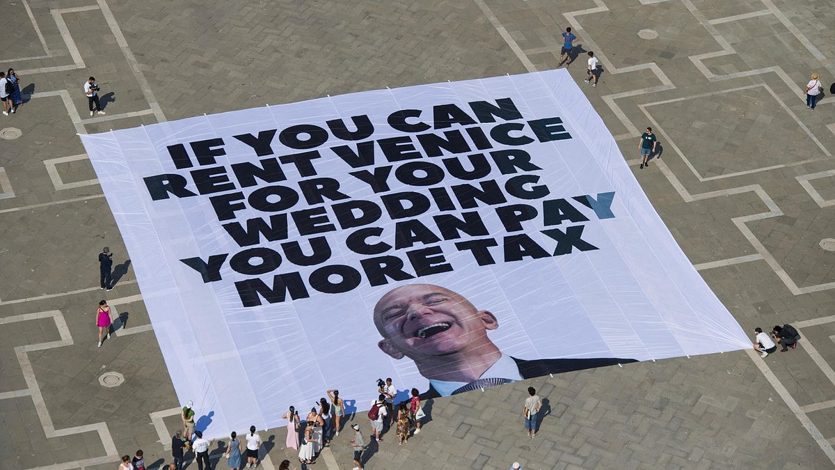 Venezia, in Piazza San Marco maxi striscione contro le nozze di Bezos