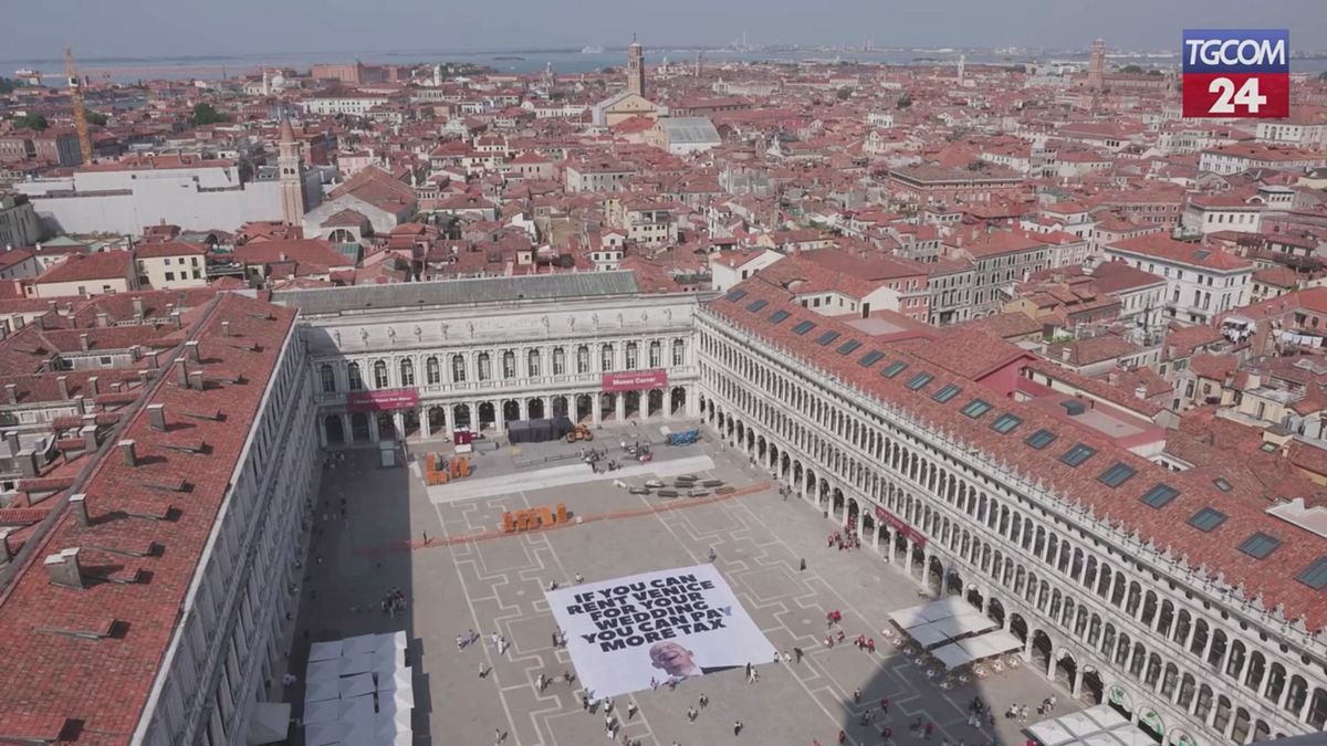 In piazza San Marco striscione di Greepeace contro il matrimonio di Jeff Bezos a Venezia