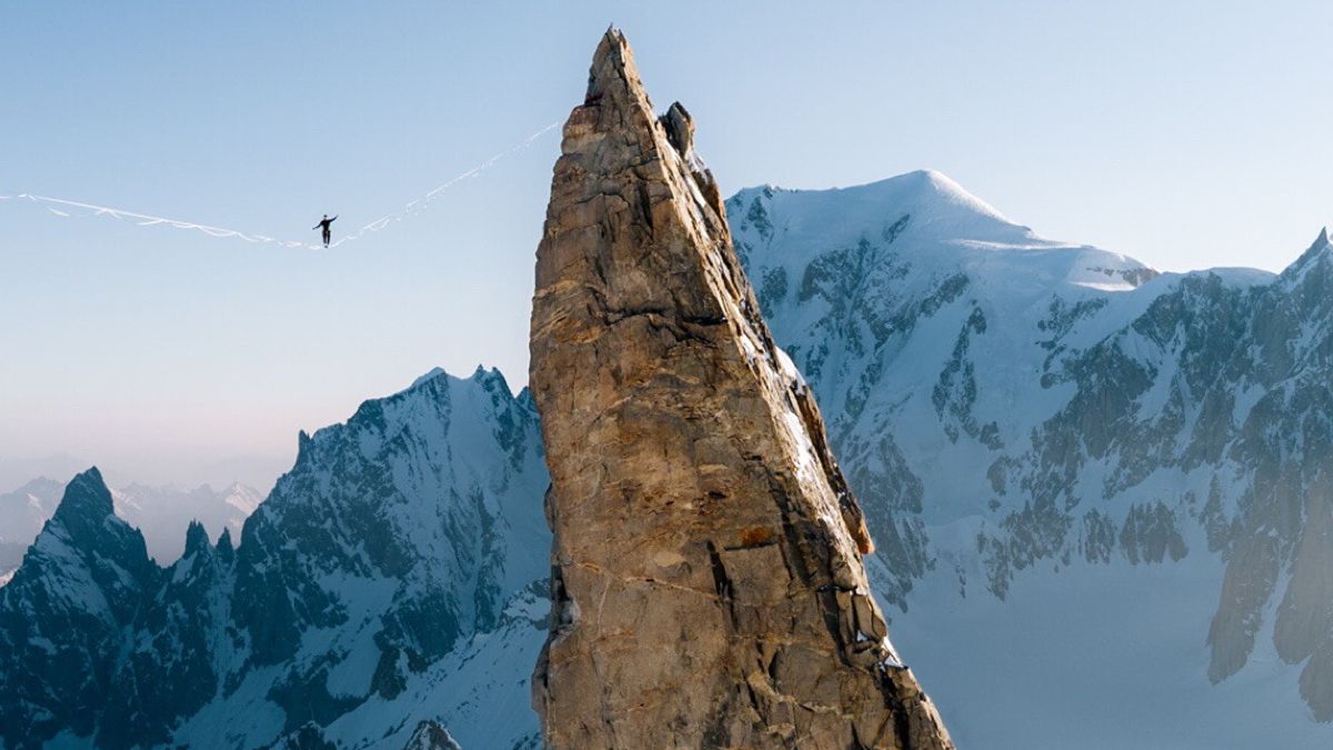 monte bianco in equilibrio tra due cime a 4000 metri la spettacolare impresa di un funambolo francese
