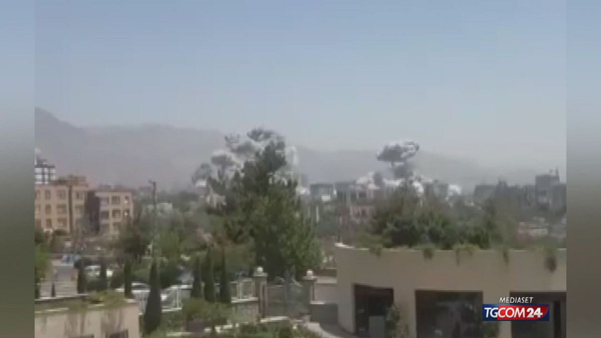 israele bombarda evin e i simboli del regime iraniano
