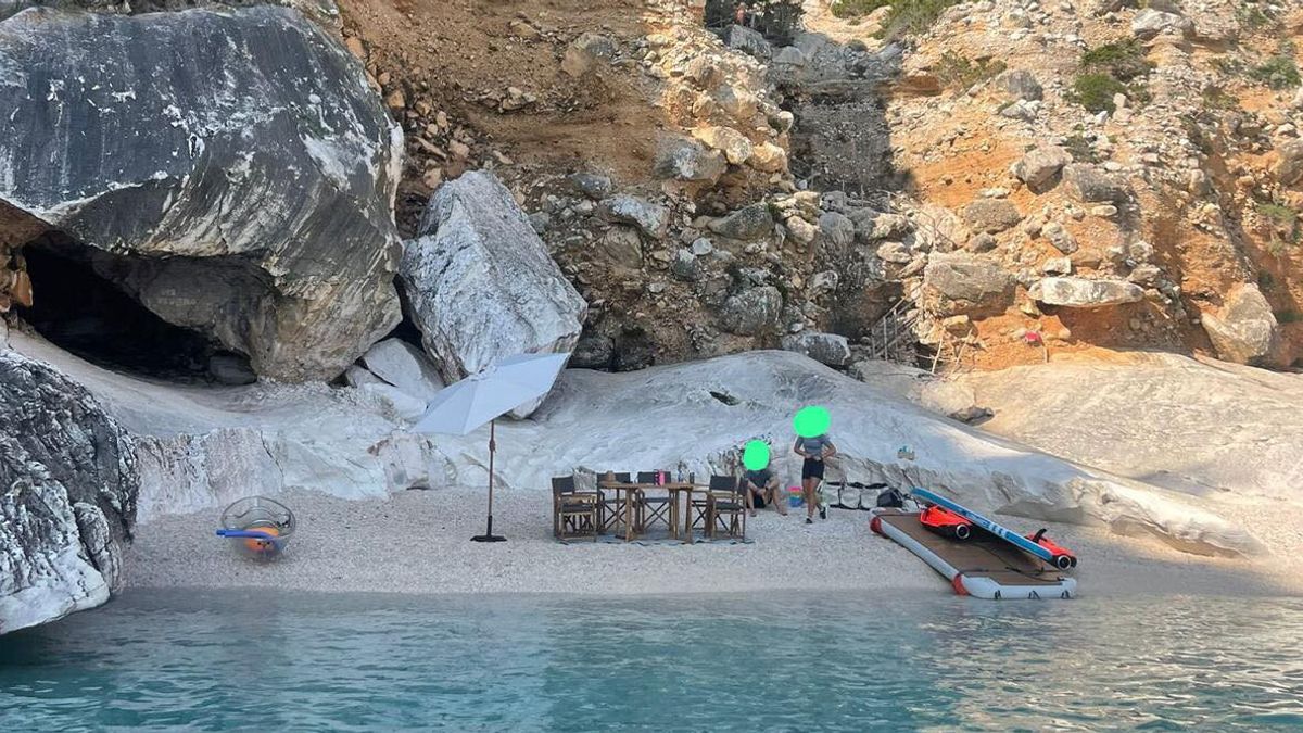 sardegna equipaggio di uno yacht occupa cala goloritz233 intervengono i vigilanti