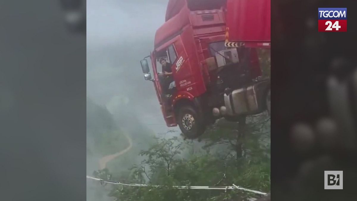 Crolla ponte in Cina: camion sospeso nel vuoto