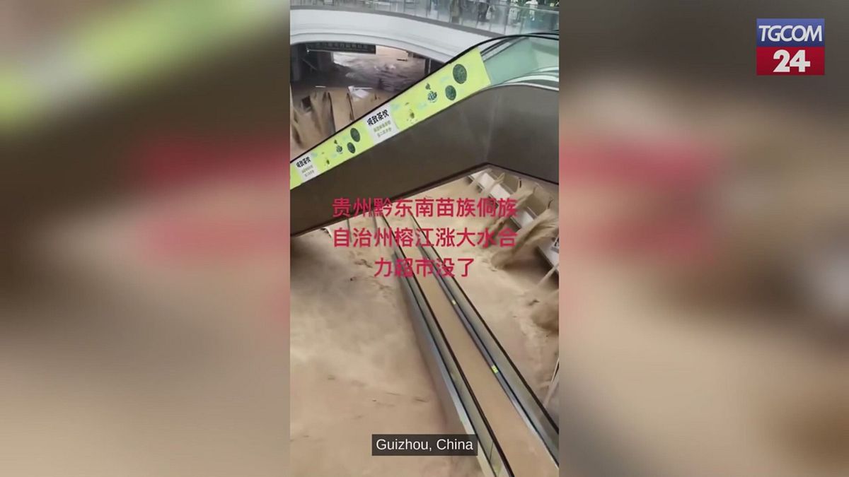 Cina colpita dalle inondazioni: centro commerciale allagato