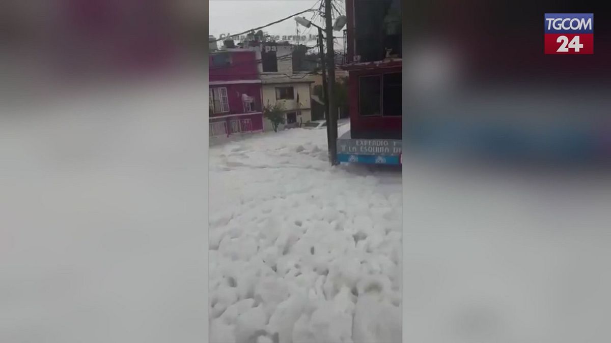Messico, straripa una diga: case sommerse da fango e schiuma