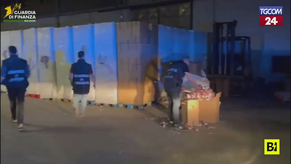 piacenza scoperta una fabbrica clandestina di sigarette