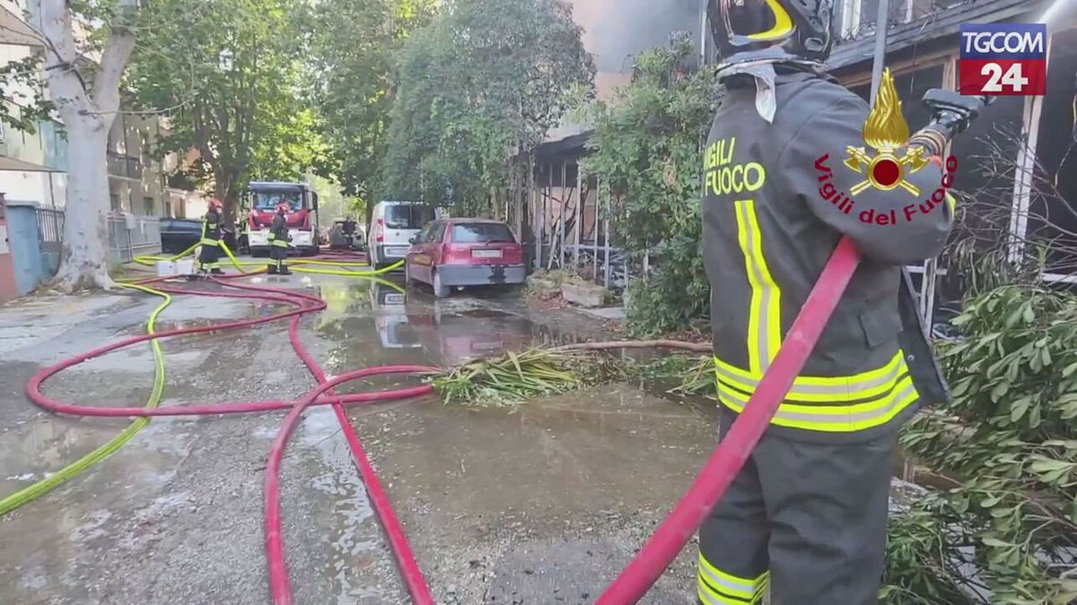 cattolica ex hotel in fiamme evacuate 130 persone