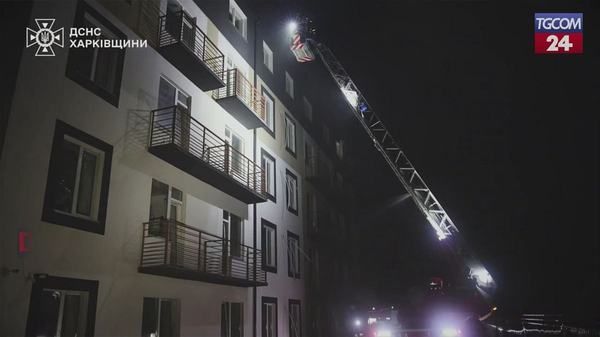 Droni russi su Kharkiv, colpito edificio residenziale: ferito un 64enne