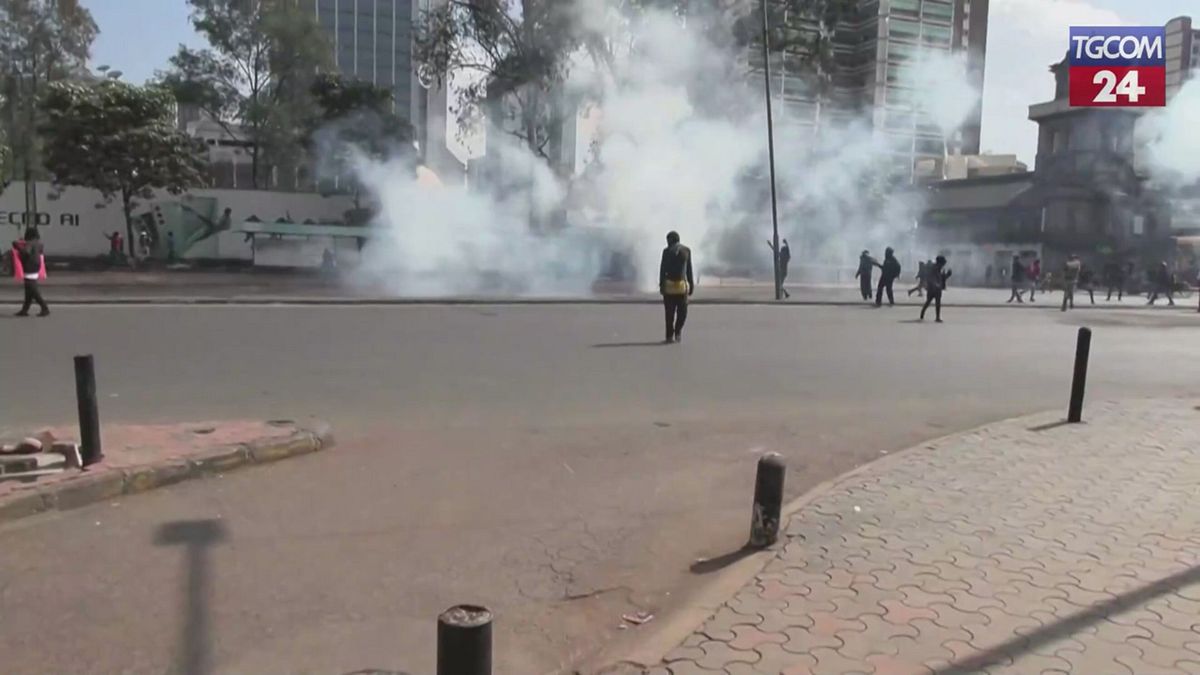 Proteste in Kenya, la polizia spara gas lacrimogeni contro i manifestanti