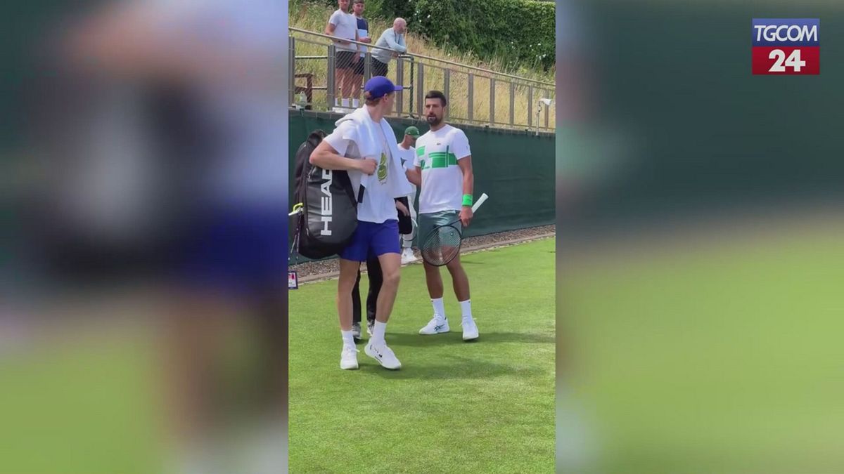 Sinner e Djokovic, sorrisi e complicità a Wimbledon